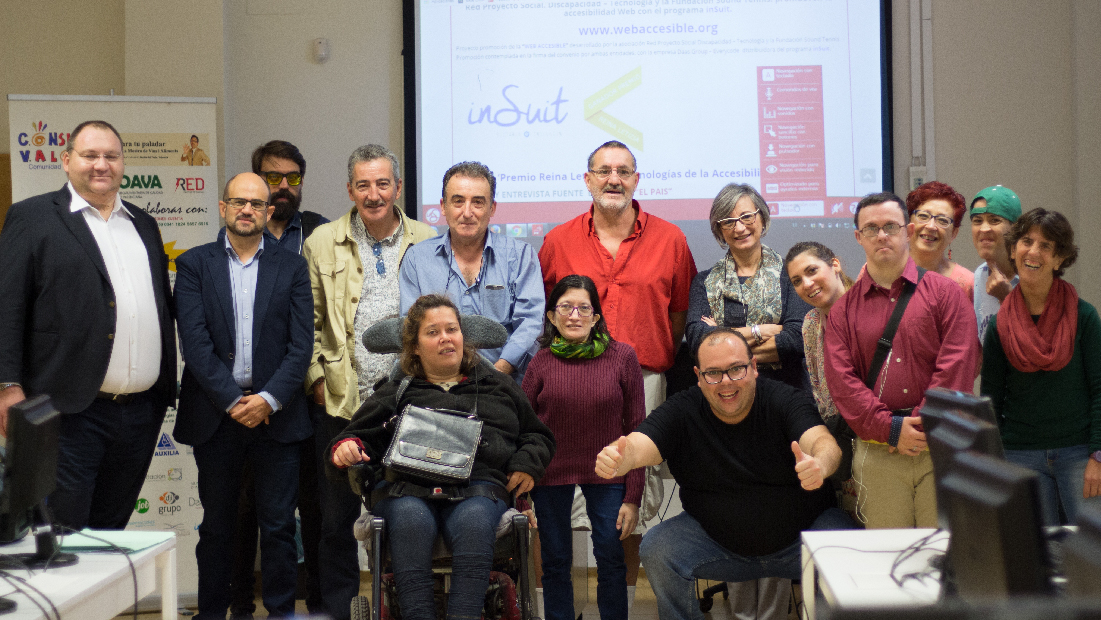 Foto di gruppo con Juan Antonio Cebollada di inSuit che collabora con associazioni di persone con disabilità durante un evento.