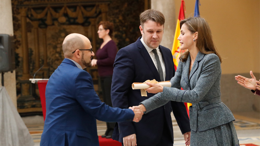 insuit partners, juan antonio e salvador, recebem um diploma das mãos da rainha leticia