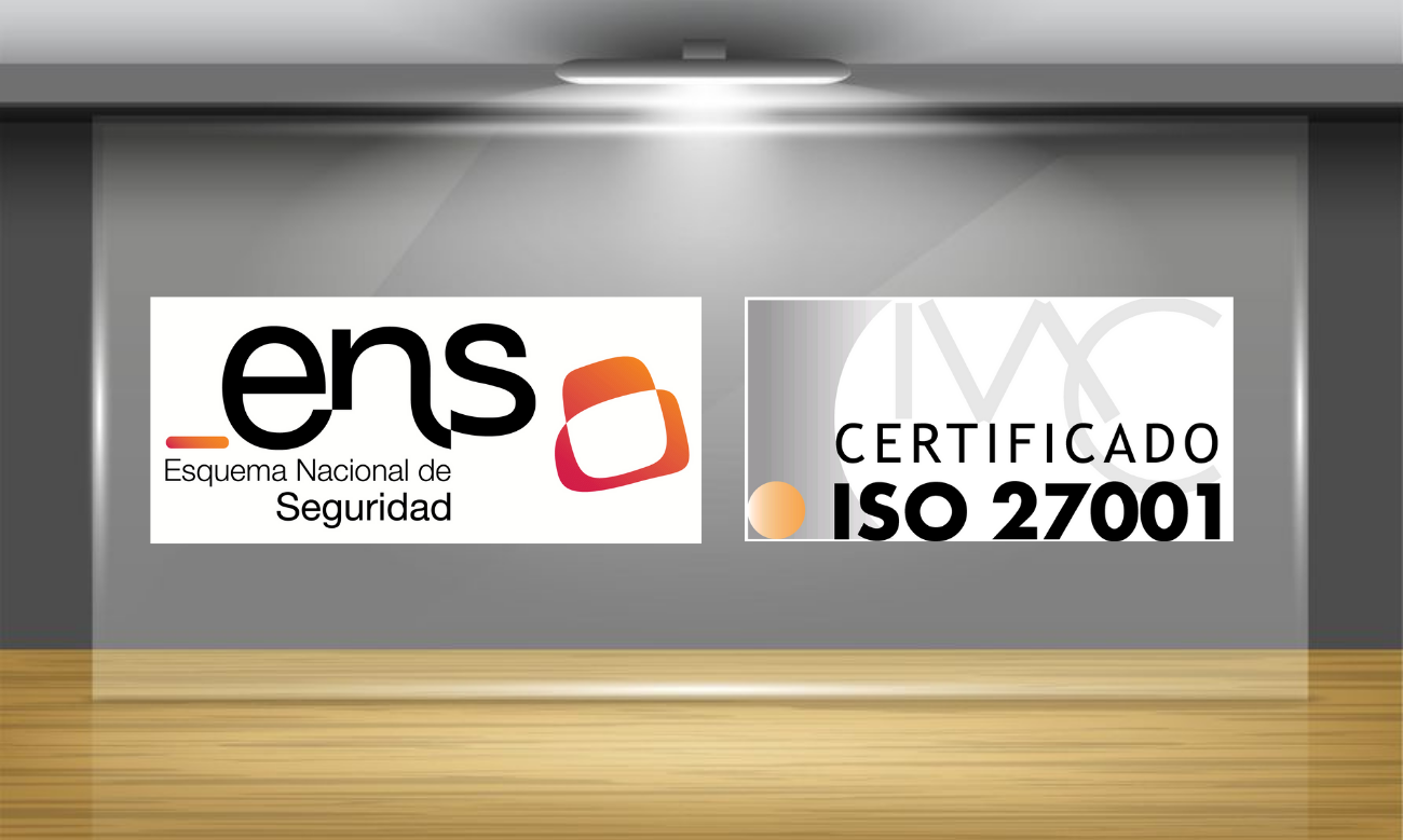 vitrina que muestra los logos de la certificación ens y la iso 27001