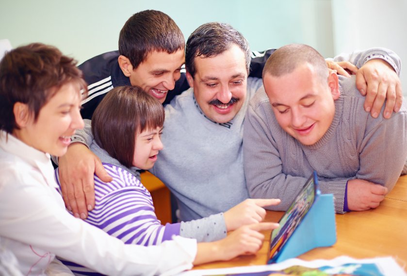 Grupo de personas con discapacidad que disfrutan navegando con una tableta gracias a la accesibilidad digital