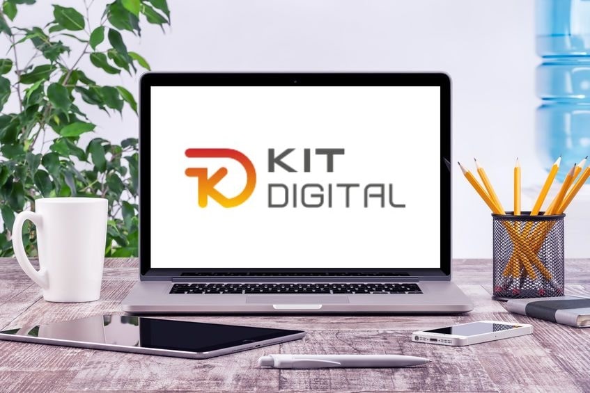 ordenador portátil sobre una mesa de escritorio que muestra en su pantalla el texto "kit digital"