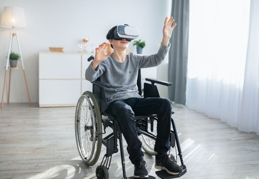 Chico joven en silla de ruedas experimenta con unas gafas de realidad virtual