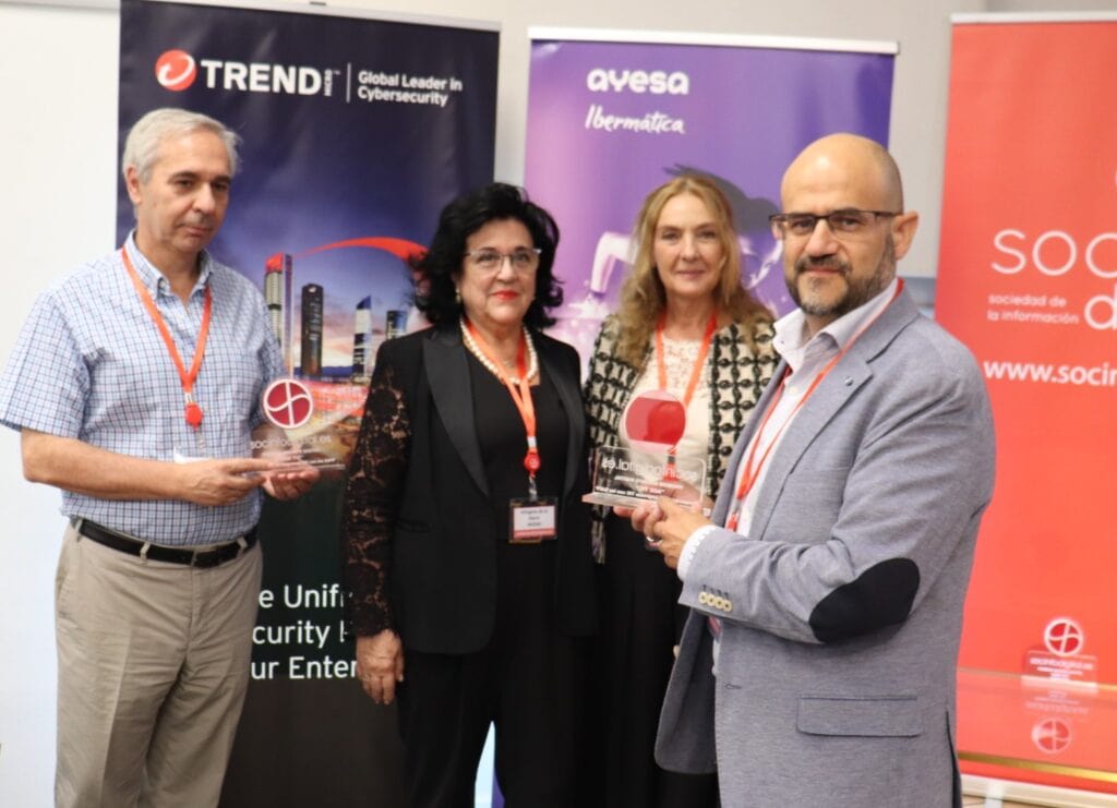 Juan Antonio Cebollada Gavilán, socio fundador de inSuit, posa con el premio junto a miembros de la Seguridad Social y de Trend Micro España.