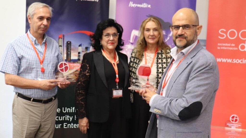 Juan Antonio Cebollada Gavilán, socio fondatore di inSuit, posa con il premio insieme a membri della Sicurezza Sociale e di Trend Micro Spagna.