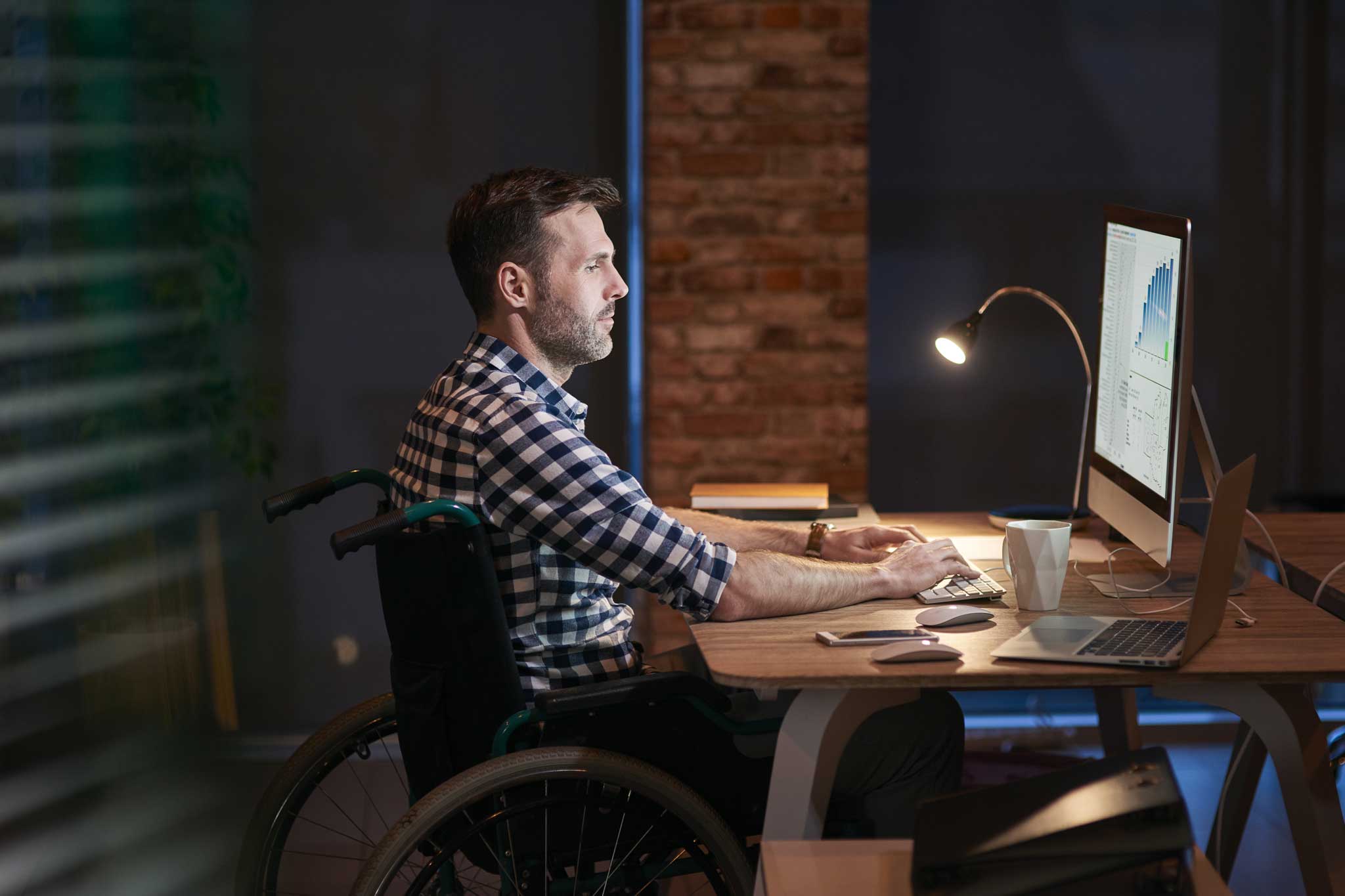 Una persona con movilidad reducida es capaz de utilizar su ordenador sin ningún tipo de barrera debido a la correcta aplicación de los 7 ejemplos de accesibilidad web expuestos en este artículo.