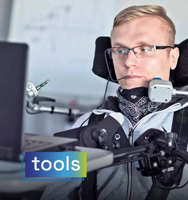 Hombre con discapacidad física utilizando un sistema de control asistido para navegar por su ordenador. Texto sobreimpreso: "tools".