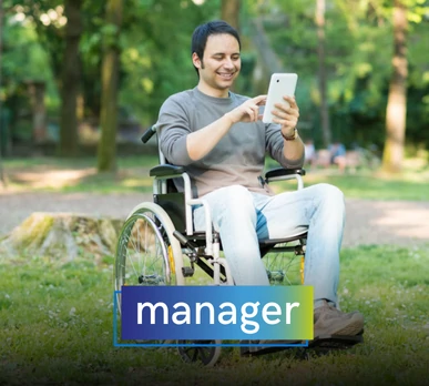 Hombre en silla de ruedas al aire libre usando un dispositivo móvil con una expresión de satisfacción. Texto sobreimpreso: "manager".