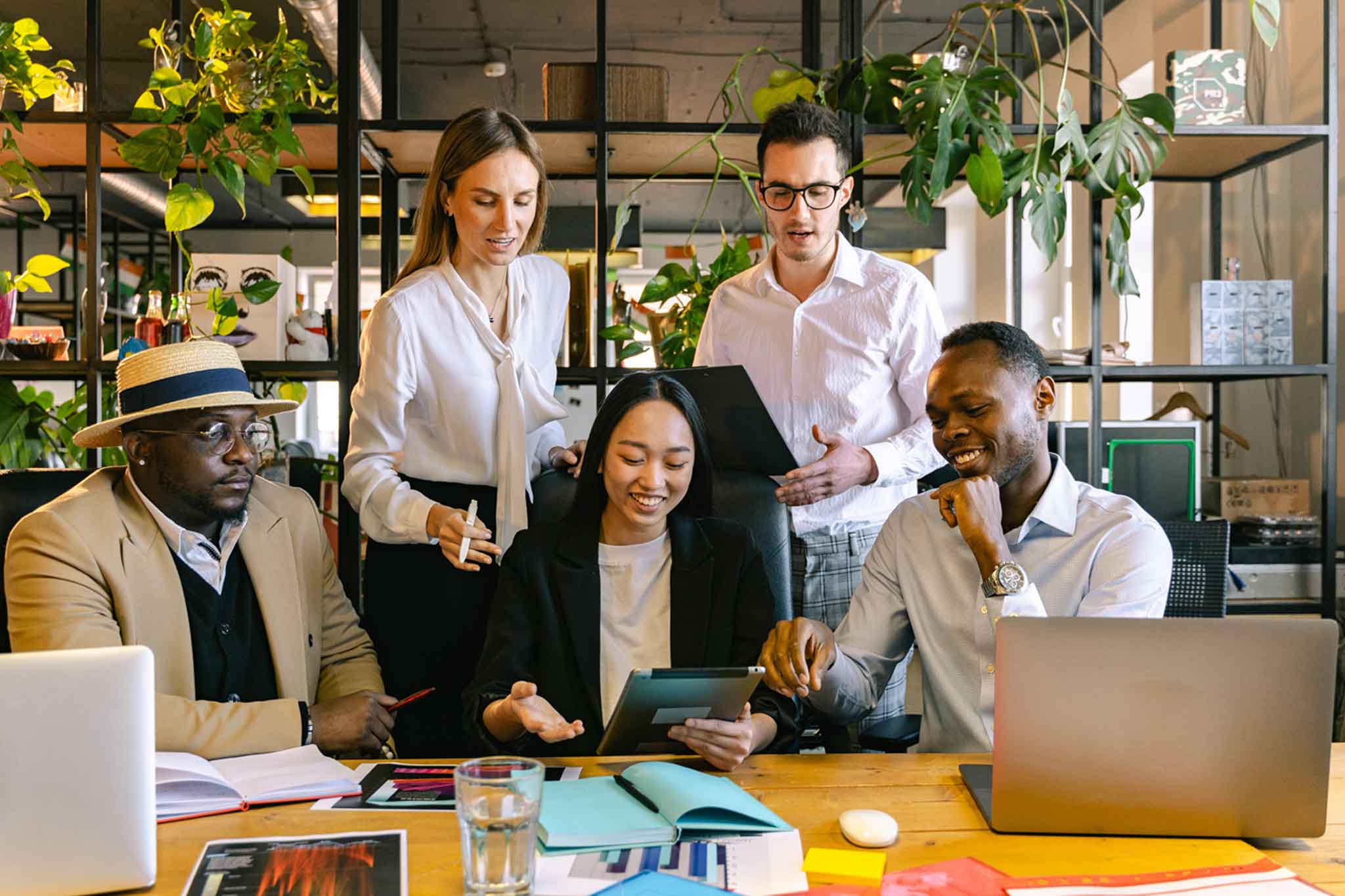 Un equipo de trabajo disfruta de los resultados y beneficios de la accesibilidad web para su negocio.