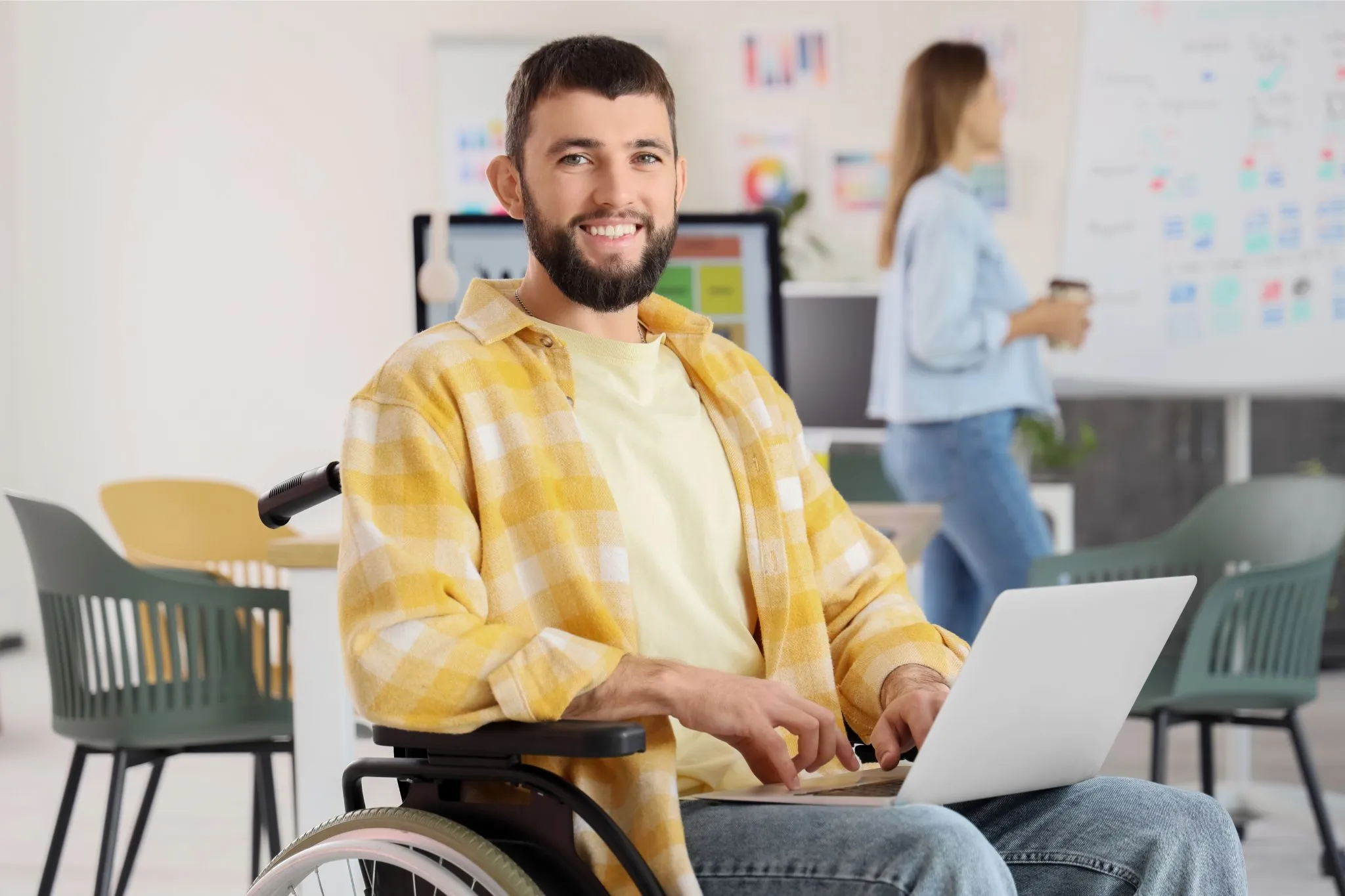 Un joven con movilidad reducida, analiza las pautas de accesibilidad para el contenido web 2025.